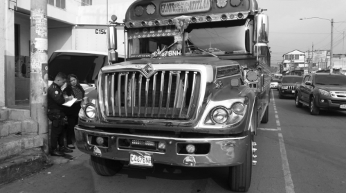 Atacan bus y piloto conduce hasta el hospital con dos personas heridas