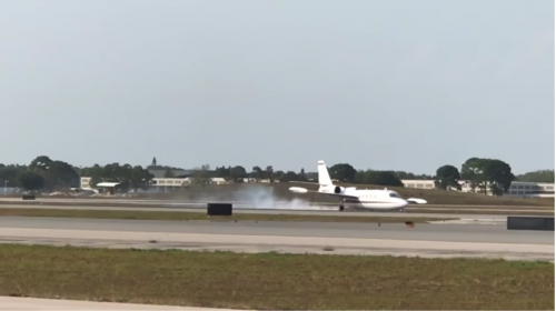 Piloto hace una peligrosa maniobra para aterrizar avi&oacute;n sin una rueda