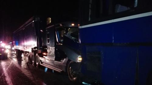 Cami&oacute;n choca contra bus Pullman y bloquea el paso en ruta al Pac&iacute;fico