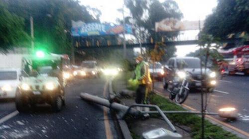 Derriban poste en bulevar Liberaci&oacute;n y afecta tr&aacute;fico hacia zona 9