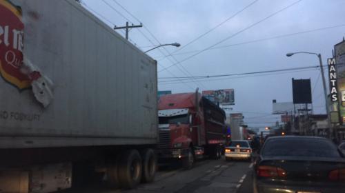&iexcl;Caos en ruta al Atl&aacute;ntico! Cola de camiones llega al Perif&eacute;rico