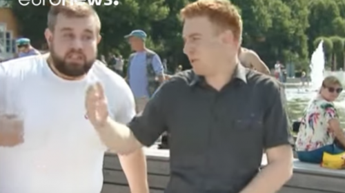 Periodista recibe un brutal puñetazo durante transmisión en vivo