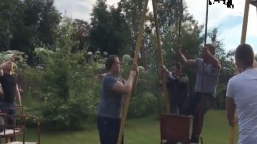 Joven vuela por el aire al realizar una acrobacia en un columpio 