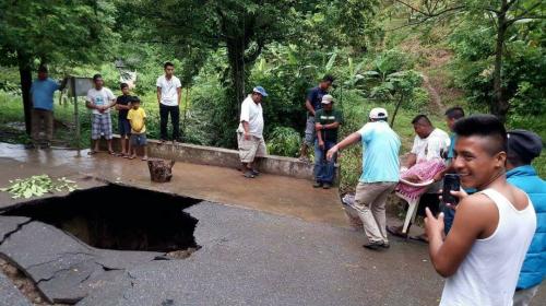 Hundimiento en la carretera hacia Playa Dorada alarma a los vecinos