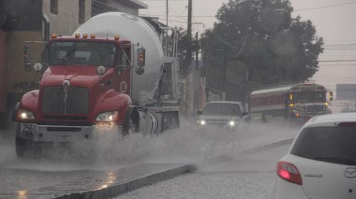 Fuerte lluvia con granizo sorprende a capitalinos 
