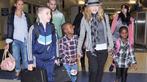 As&iacute; baila y canta m&uacute;sica latina el hijo de Madonna