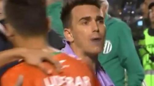 Jugador de f&uacute;tbol se pelea con los aficionados en pleno partido