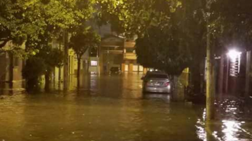¡Caos en la ciudad! Fuerte lluvia provoca derrumbes e inundaciones