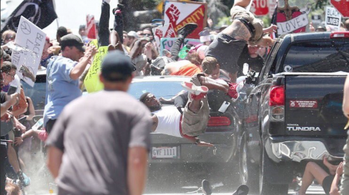 Vehículo atropella a manifestantes y deja un muerto y 19 heridos