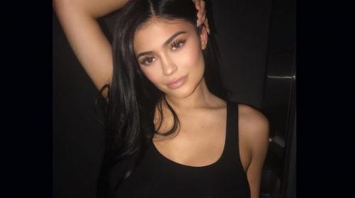 En su cumpleaños, Kylie Jenner sorprende con un bikini de infarto