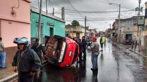 Accidente de tránsito deja un vehículo volcado en la zona 5 