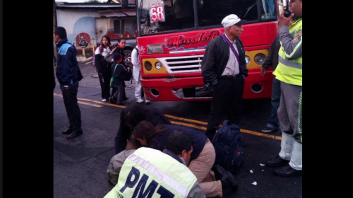 Conductor de autobús atropella a un agente de la PMT