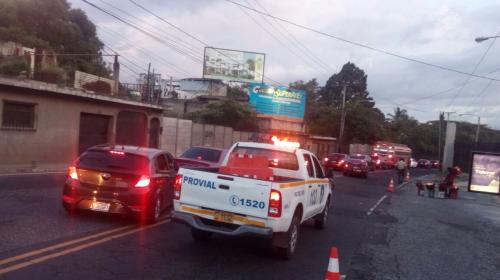 Cierran paso vehicular en Boca del Monte por riesgo ante socavamiento