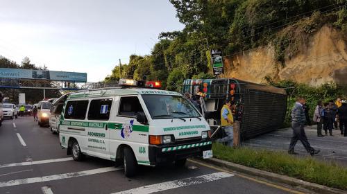 Bus vuelca en ruta Interamericana y deja m&aacute;s de 30 heridos