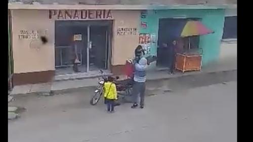 Indignaci&oacute;n: hombre transporta a su hijo en la cajuela de su moto