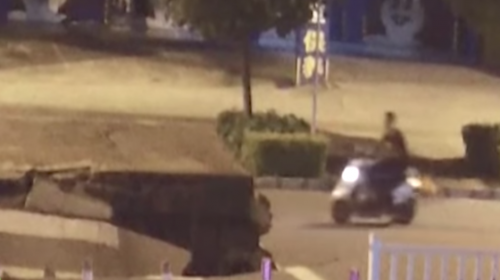 Motorista cae en un enorme hundimiento por ver su celular al conducir