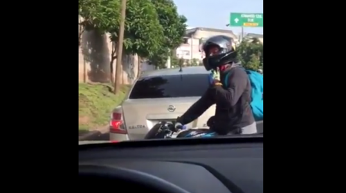 Motoristas reclaman a conductora después de incidente en el tránsito