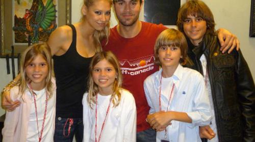 Las hermanas gemelas de Enrique Iglesias causan furor en Internet