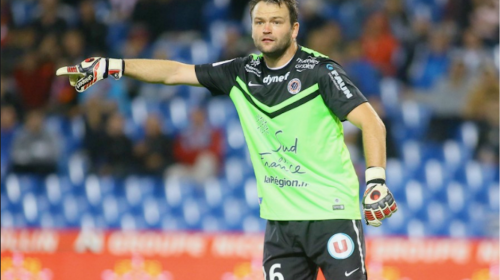 Portero lanz&oacute; pelotazo al p&uacute;blico y este baj&oacute; al campo para vengarse