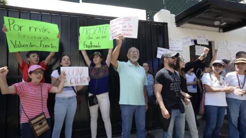 Camioneta intent&oacute; atropellar a manifestantes frente a la CICIG