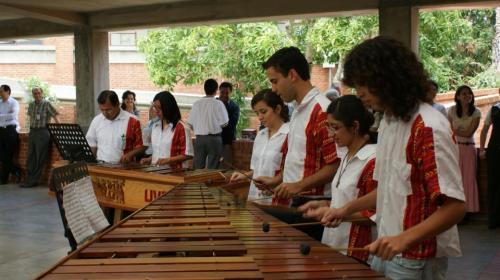 J&oacute;venes interpretan "Sugar" de Maroon 5 en marimba