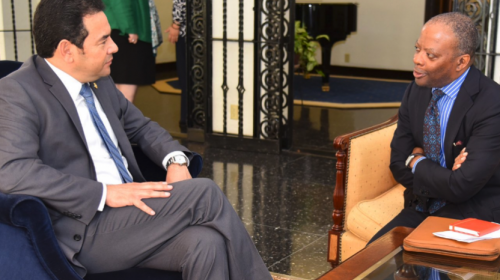 Jimmy participa en una reunión privada con la Embajada de EE. UU.