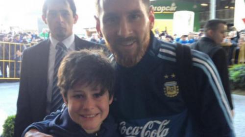 &Eacute;l es Luciano, el ni&ntilde;o que cumpli&oacute; su sue&ntilde;o: una foto con Messi 