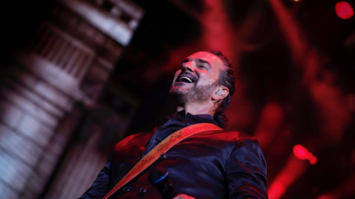 Arjona recibe un obsequio especial de una estrella de Boca Juniors