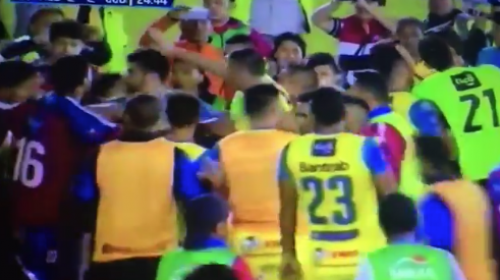 Golpes y jalones en el segundo tiempo del encuentro Cob&aacute;n-Xela