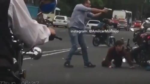 El impactante video de la detenci&oacute;n de dos supuestos motoladrones