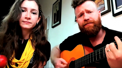 Emprendedores invitan a Arjona a su restaurante entonando una canci&oacute;n