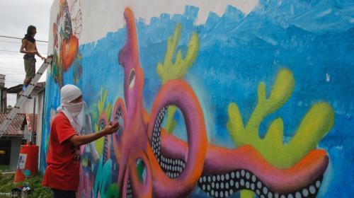 Artistas rescatan con sus pinturas los muros del puente de Río Dulce