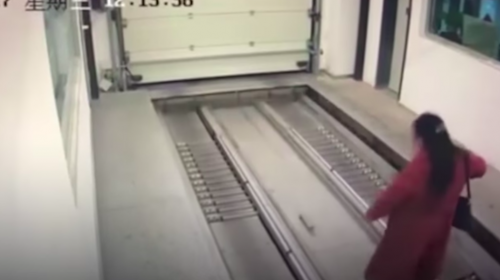 Mujer despistada entra a un parqueo automatizado y resulta atropellada