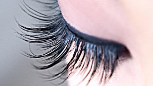 Si quieres usar pestañas postizas no cometas estos errores