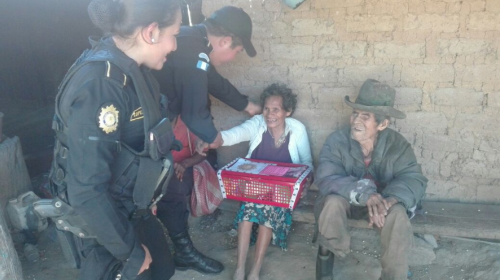 El noble gesto de un grupo de policías con dos ancianos en Jutiapa