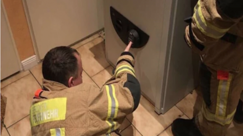 Niño queda atrapado en caja fuerte mientras jugaba a las escondidas