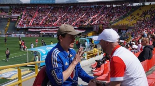 Aficionado sordo y ciego pudo festejar gracias a un rival