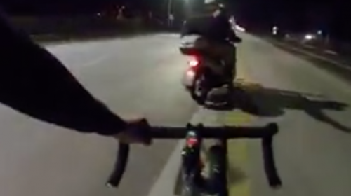 La ins&oacute;lita venganza de un ciclista contra motorista se hace viral
