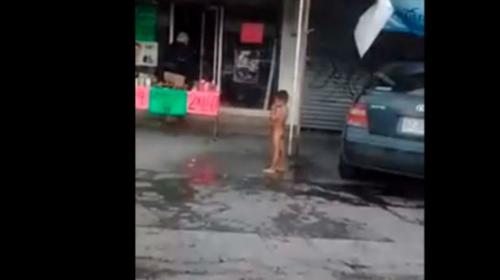 Ba&ntilde;an a un ni&ntilde;o en plena calle con agua fr&iacute;a y el video se hace viral