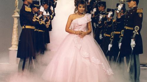 Thal&iacute;a se viste de "Quincea&ntilde;era" de nuevo para presentar su documental