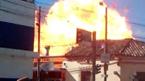 Video: fuerte explosi&oacute;n durante un incendio en una taquer&iacute;a en Jalapa