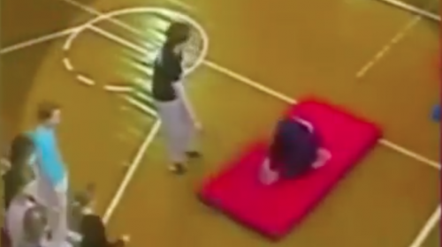 Ni&ntilde;o sufre espeluznante accidente y despiden a su maestra