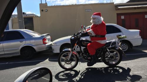 Un "Santa Claus" motorizado transita por la zona 12 capitalina