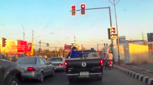 Video: motociclista se salva de terminar aplastada por un cami&oacute;n 