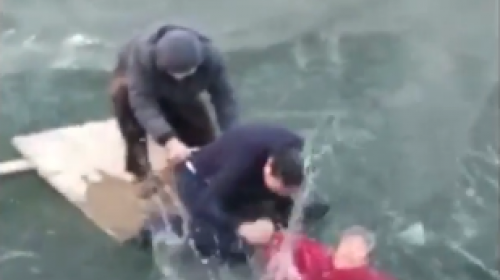 Hombre rompe el hielo con sus manos y realiza un dram&aacute;tico rescate