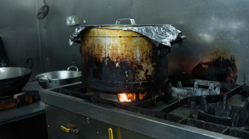 As&iacute; puedes limpiar en pocos minutos una olla o una sart&eacute;n quemada 