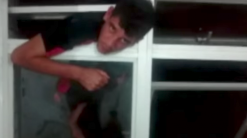 Ladr&oacute;n se queda atorado en una ventana de la casa que quer&iacute;a robar