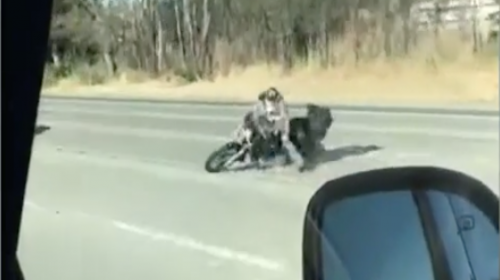 La espeluznante ca&iacute;da de un motociclista que pudo ser mortal