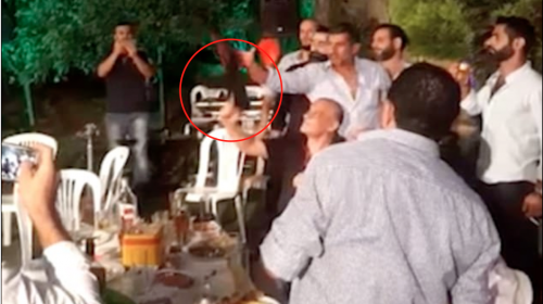 Celebra su boda disparando un AK-47 y casi provoca una tragedia