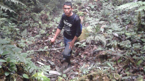 Extra&ntilde;a figura aparece detr&aacute;s de un guardabosques en Huehuetenango